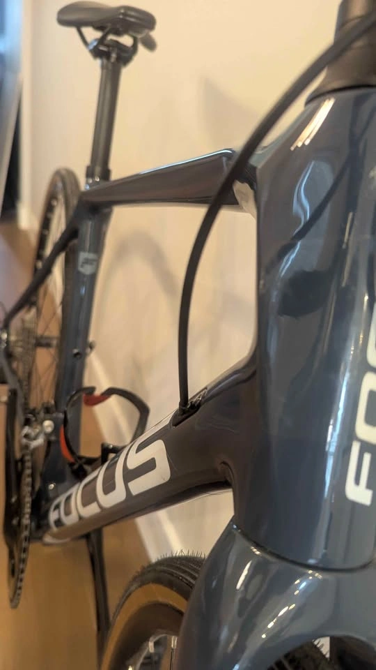 LIKE NEW Focus Paralane 8.8 Carbon Road Bike – 100km – 105 – Siz - photo 3