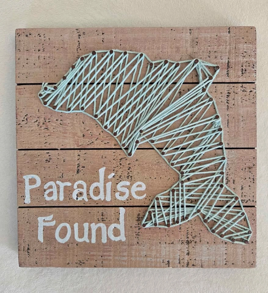 String Art Dolphin Plaque on Wood. 8x8. Great condition! - photo 2
