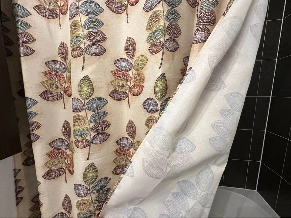Unused Leaf Pattern Shower Curtain and Towel Set - photo 2