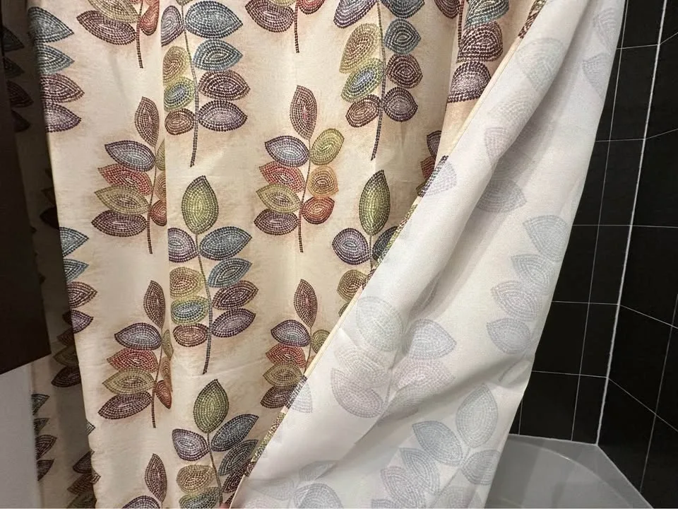 Unused Leaf Pattern Shower Curtain and Towel Set - photo 2