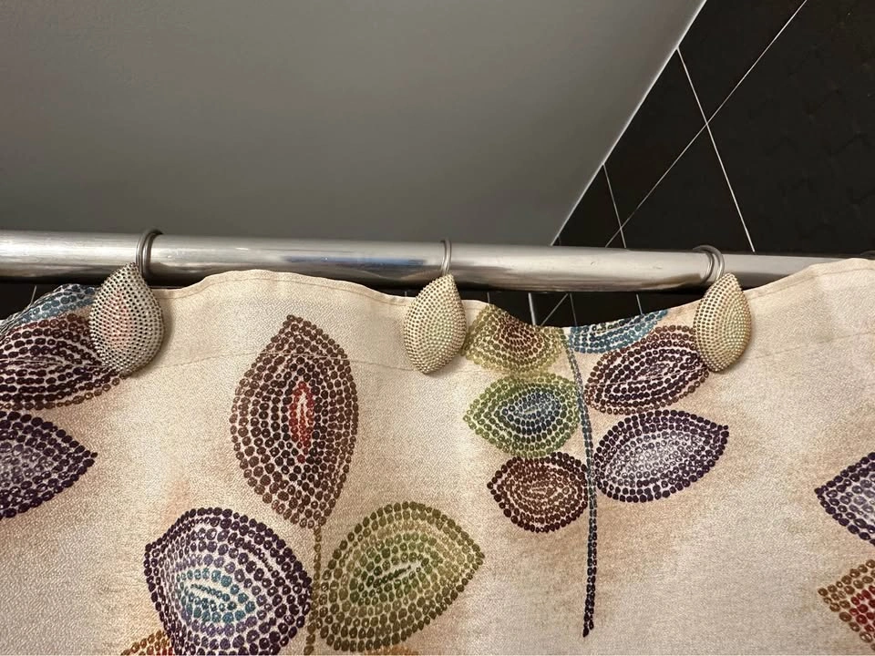 Unused Leaf Pattern Shower Curtain and Towel Set - photo 3