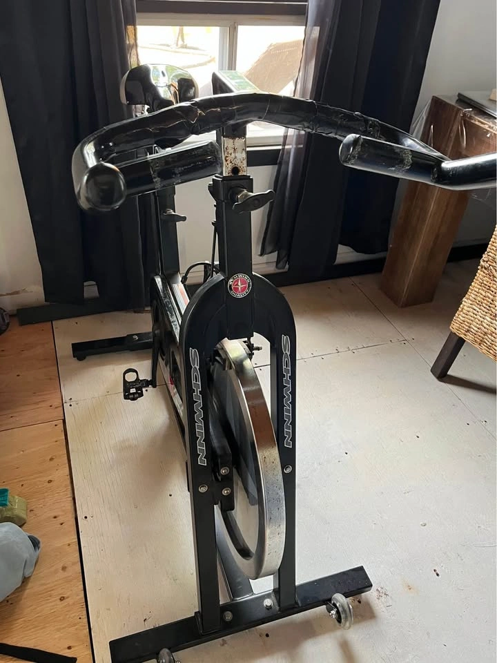Schwinn iC Pro spin bike - photo 3