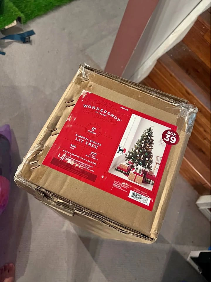 6 ft Christmas tree with lights