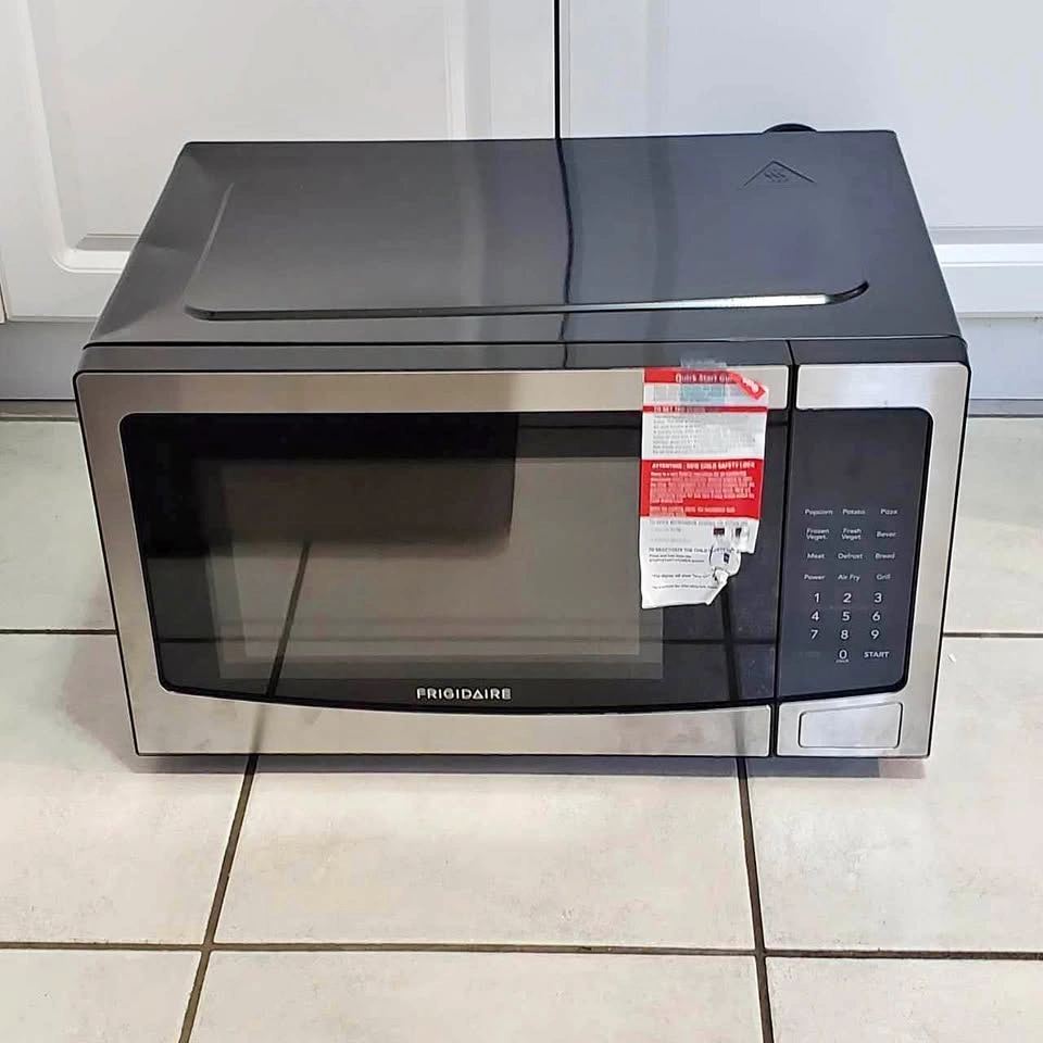 Frigidaire 3in1 Microwave Air Fryer Convection HAS SHIPPING DENT