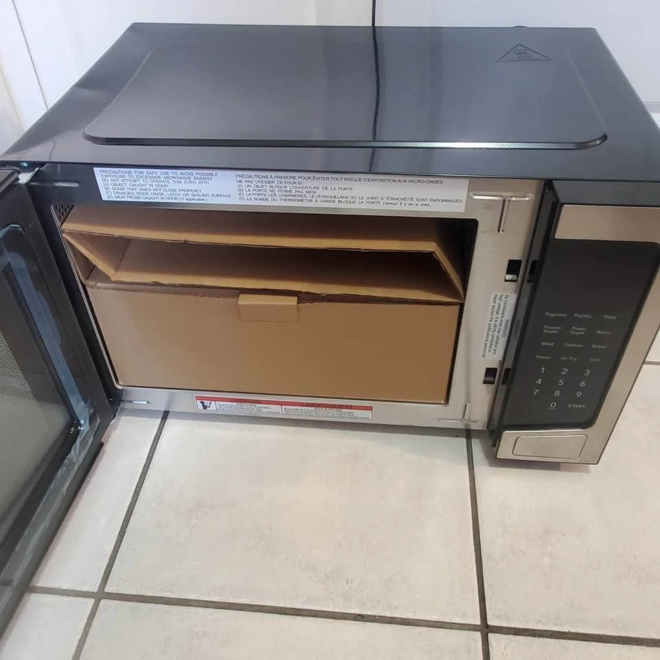 Frigidaire 3in1 Microwave Air Fryer Convection HAS SHIPPING DENT - photo 3