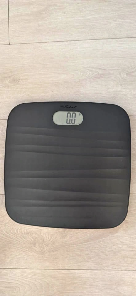 Digital bathroom scale