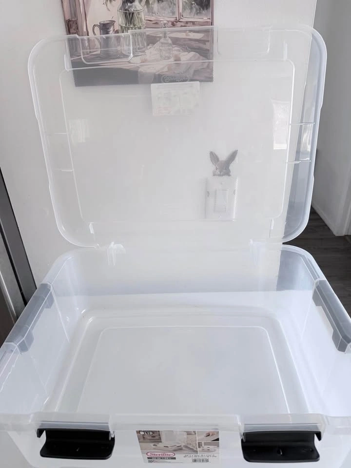 Sterilite storage box with hinge lid - photo 3