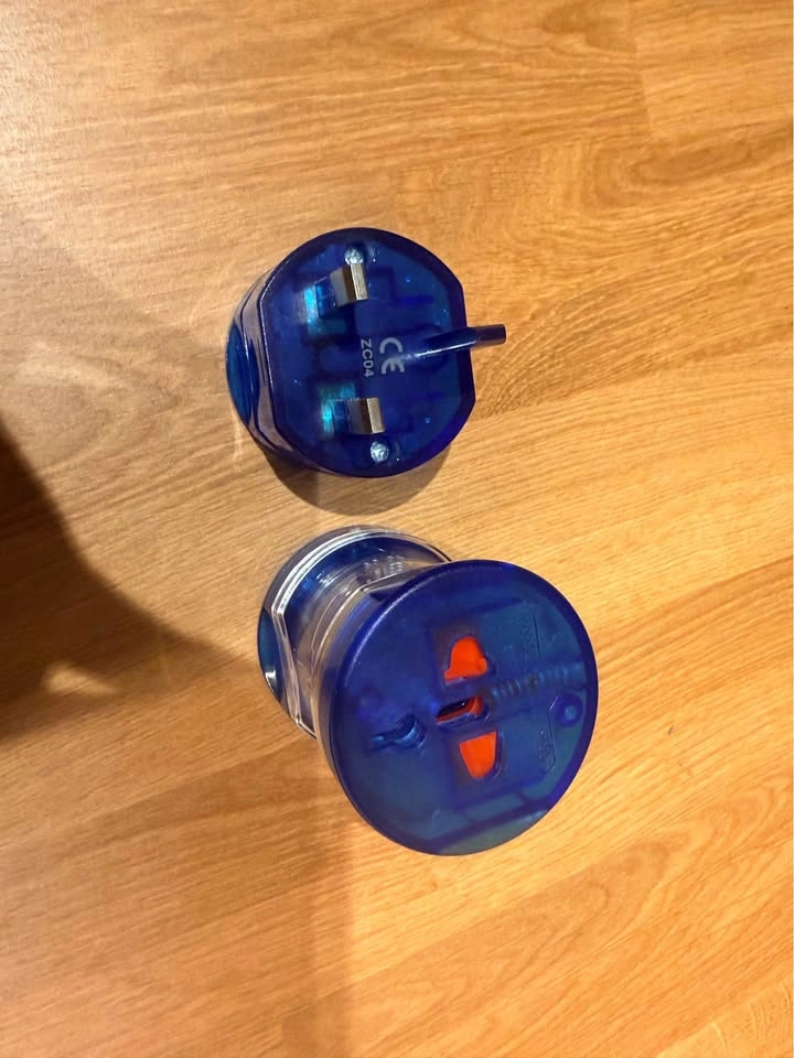 Arcotek Universal Travel Adapter - photo 3