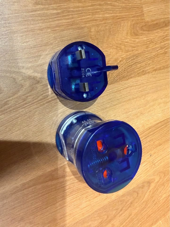 Arcotek Universal Travel Adapter - photo 4
