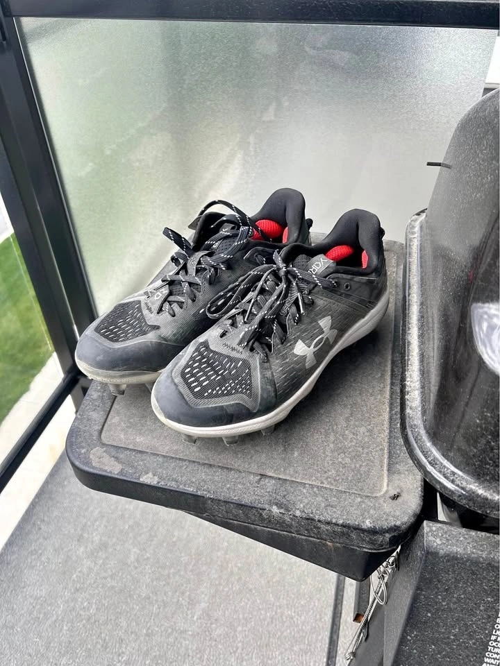Brand new under armour cleats size 8