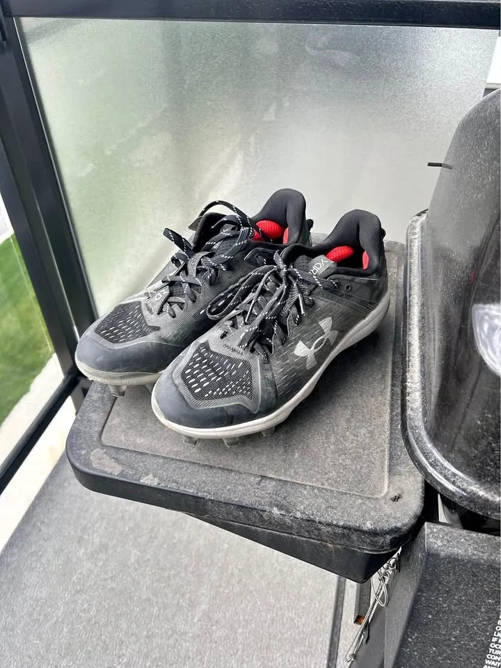 Brand new under armour cleats size 8