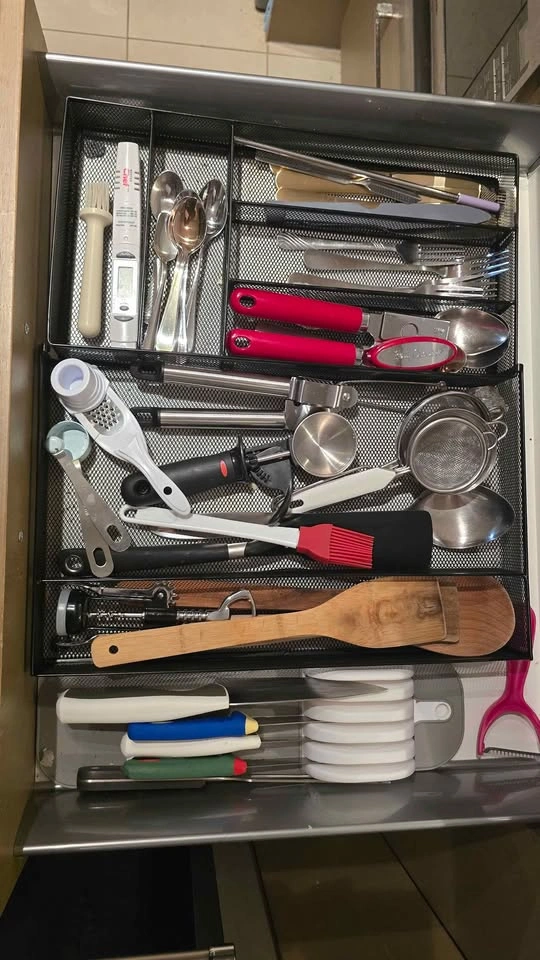 JANE EYRE Expandable Silverware Drawer Organizer and Madesmart K
