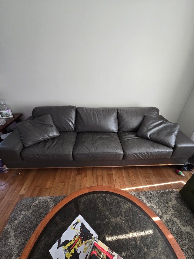 Sleek Italian-Designed Leather Sofa – Giuliano Giusti