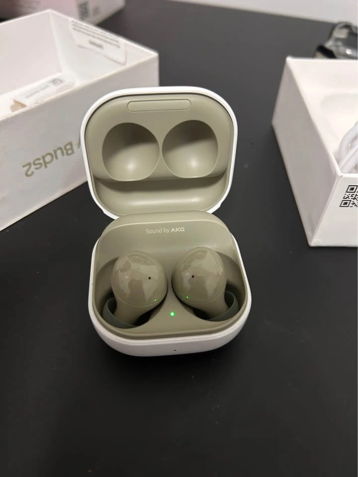 Samsung Galaxy Buds2 with two cases and cleaning tool - photo 4