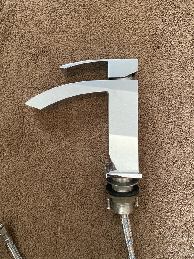 Single control bathroom faucet