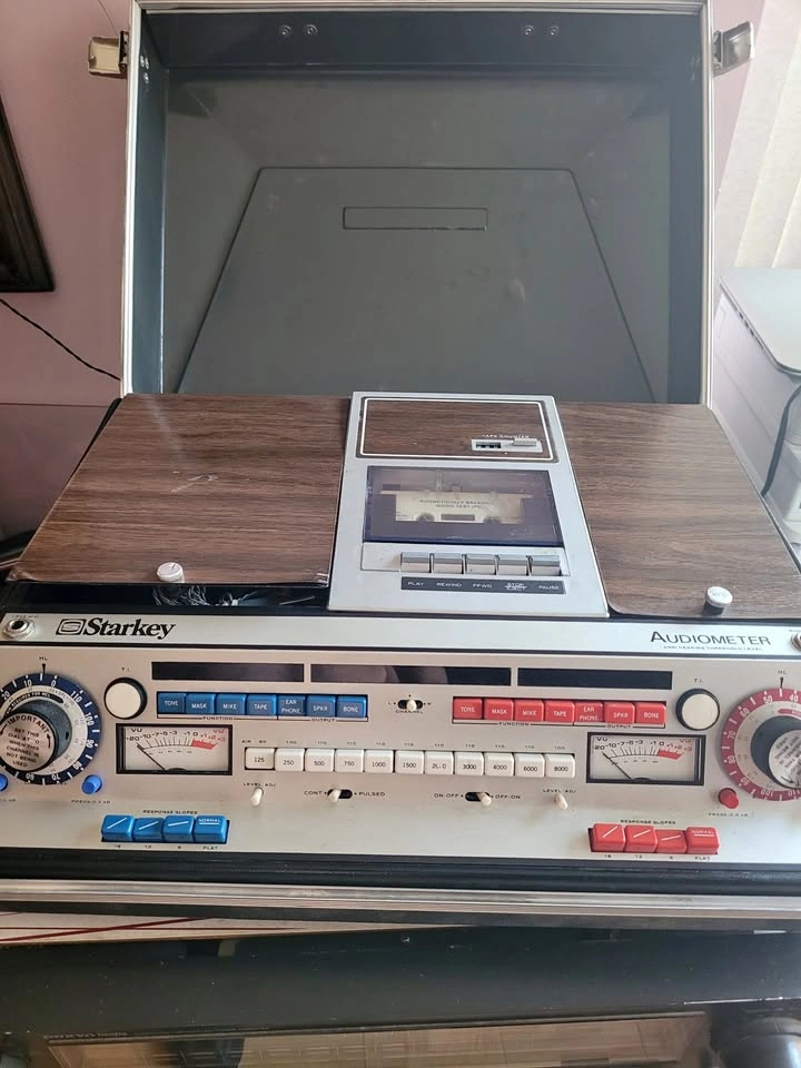 Starkey Audiometer Vintage With Accessories Tested 1990