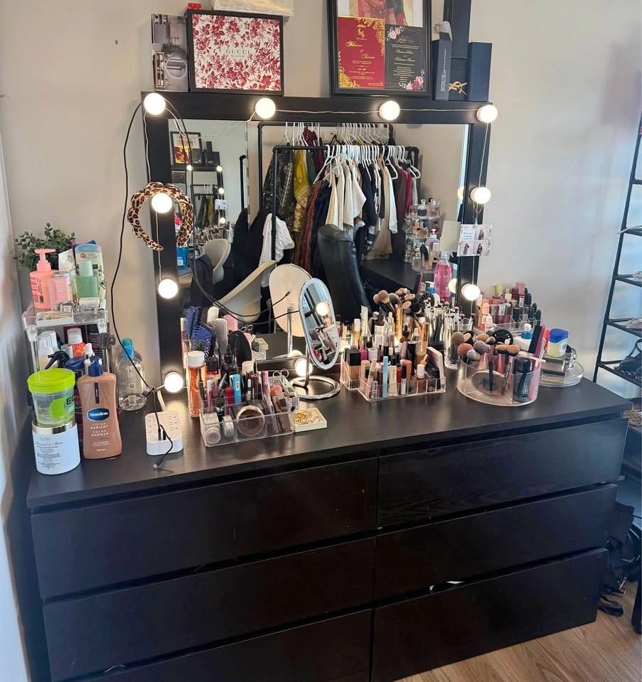 Make up vanity dresser with LED lights
