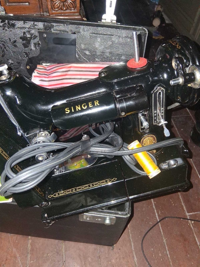 Singer 222K Featherweight Sewing Machine
