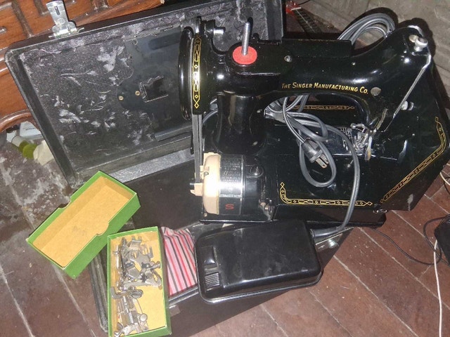 Singer 222K Featherweight Sewing Machine - photo 3
