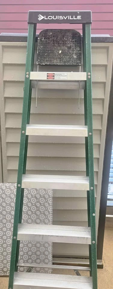 6-foot fiberglass step ladder