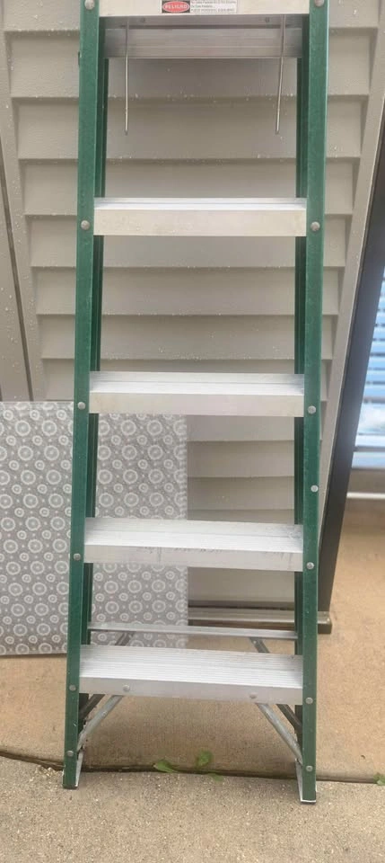 6-foot fiberglass step ladder - photo 3