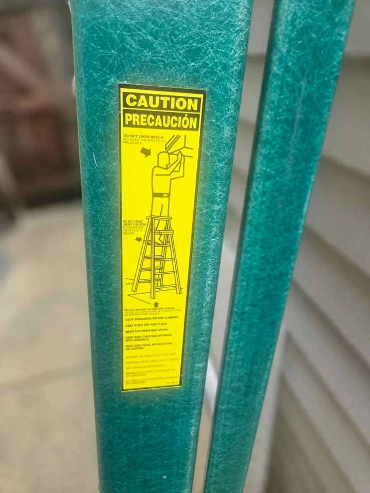 6-foot fiberglass step ladder - photo 4
