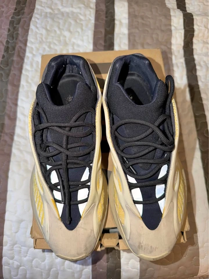 YEEZY 700 V3