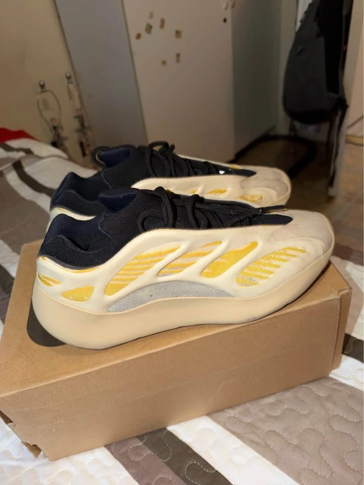 YEEZY 700 V3 - photo 2