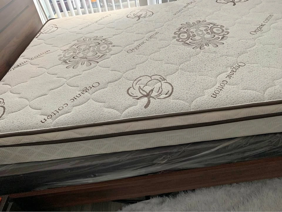 Organic Cotton Queen-size mattress and bed base, with mattress p