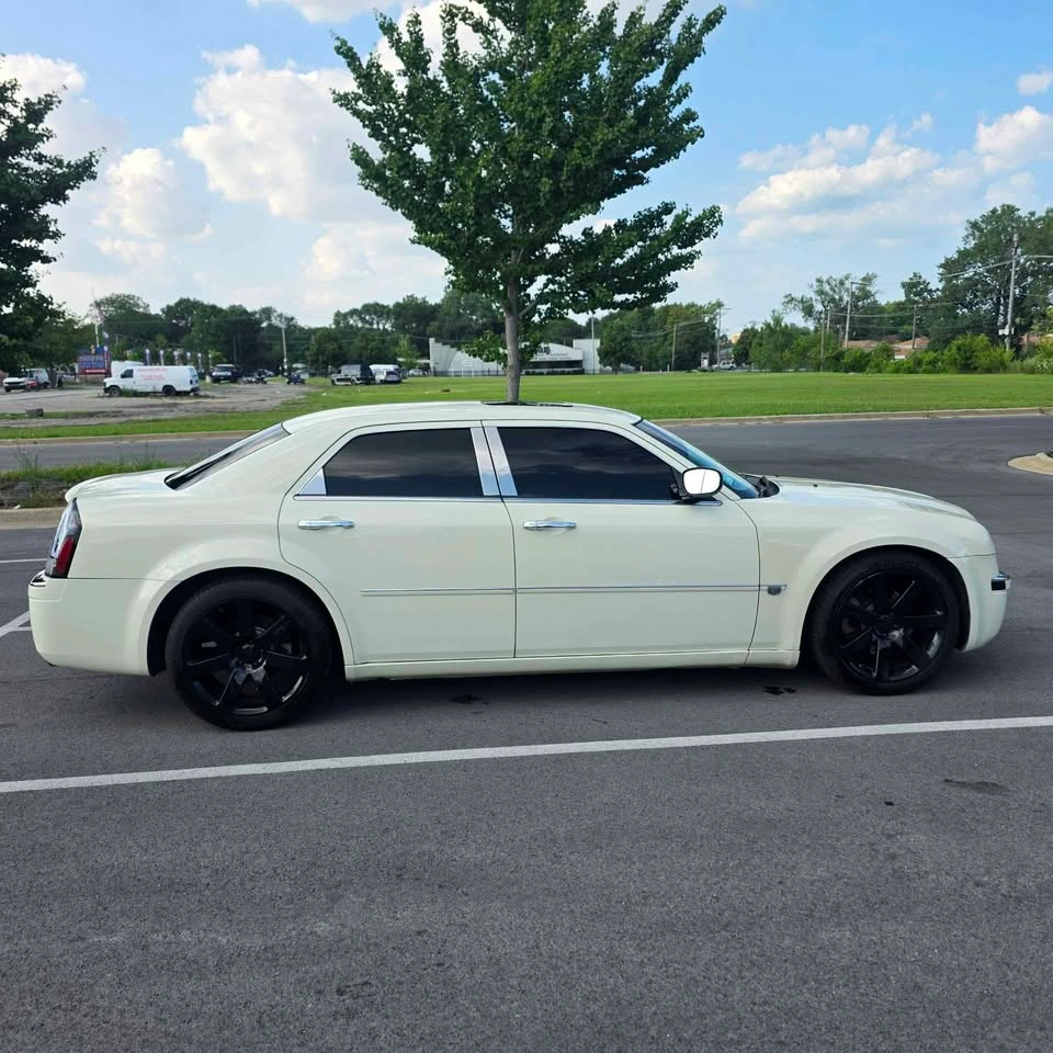 2005 Chrysler 300 · 300C Sedan 4D - photo 2