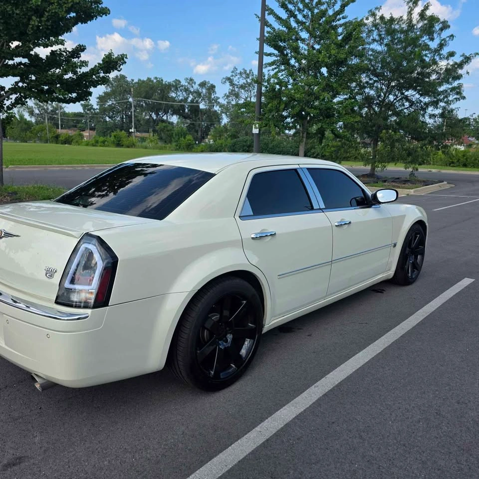 2005 Chrysler 300 · 300C Sedan 4D - photo 3