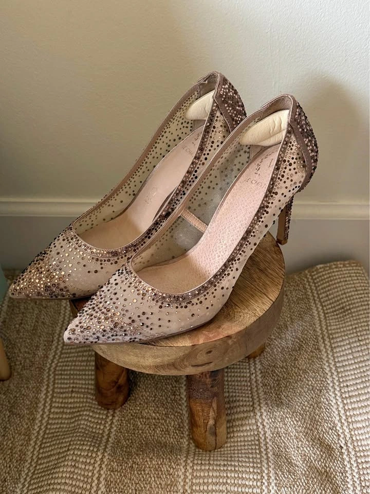Elegant Le Château pointed-toe heels