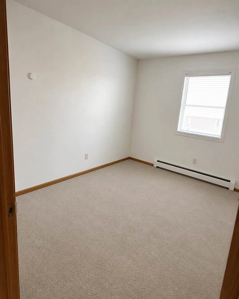 Room for Rent – Clean Shared 2-Bedroom in Renfrew - photo 3