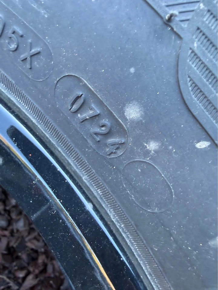 275/60/18 Michelin Defender Tires on Touren TR79 Rims - photo 3