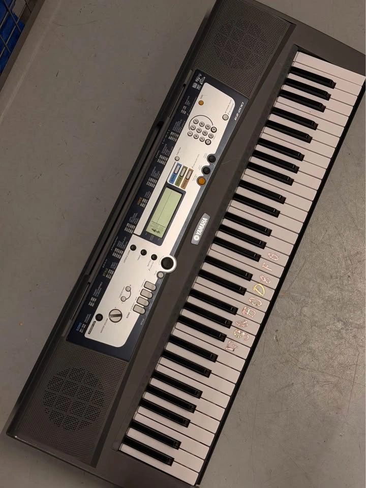 Yamaha EZ-200 Portable Keyboard – 61 Keys - photo 2