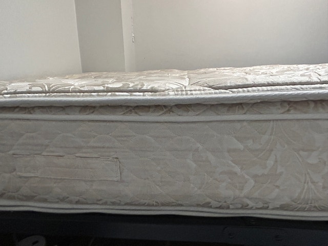 QUEEN MATTRESS 12inch LIKE NEW