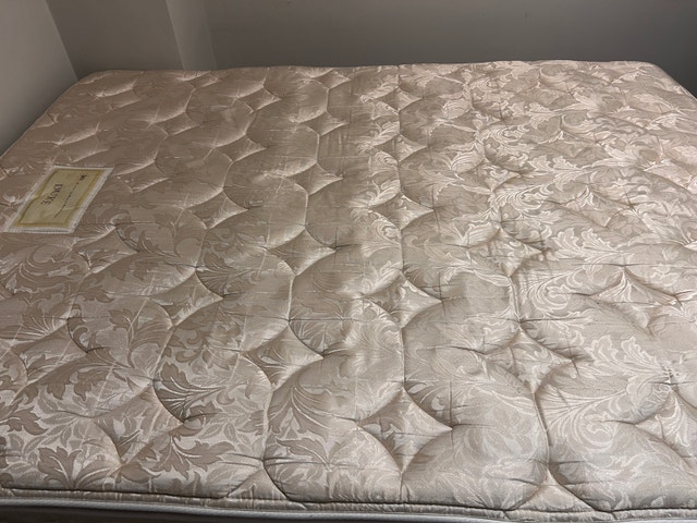 QUEEN MATTRESS 12inch LIKE NEW - photo 2