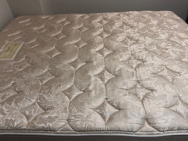 QUEEN MATTRESS 12inch LIKE NEW - photo 3