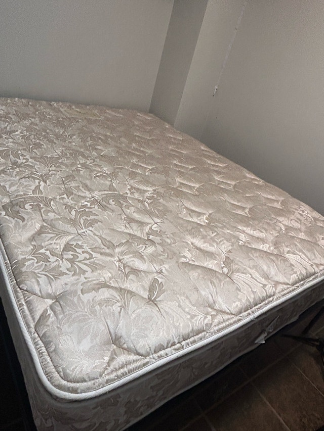 QUEEN MATTRESS 12inch LIKE NEW - photo 5