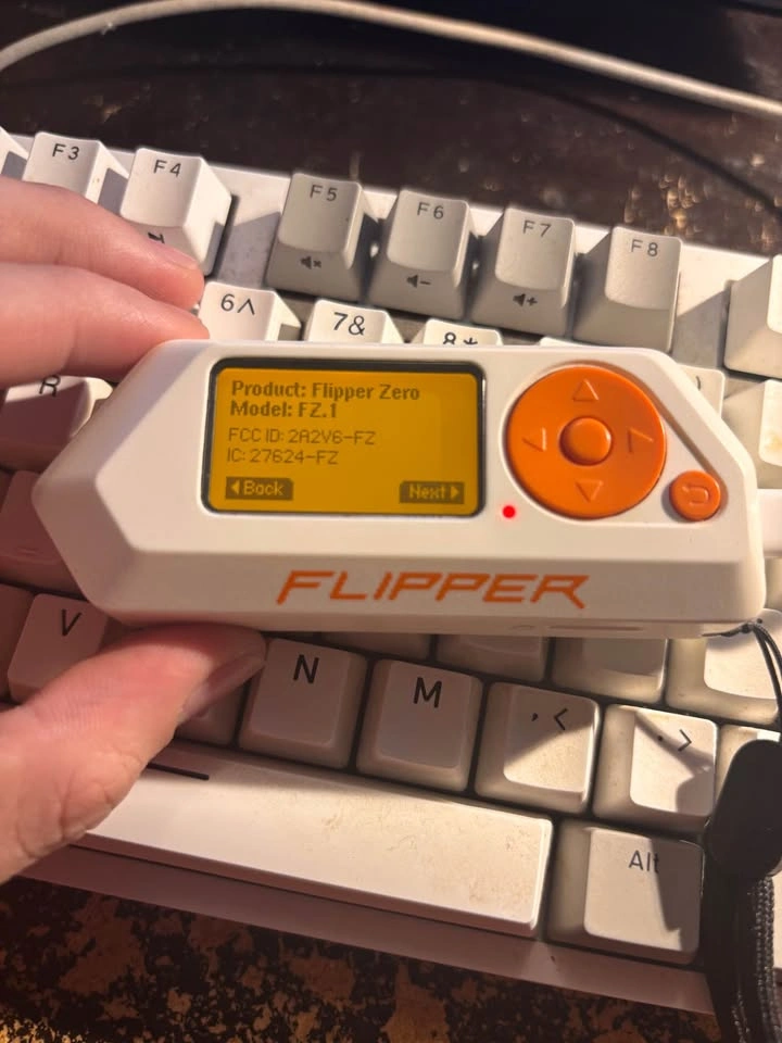 Flipper Zero FZ.1 - photo 2