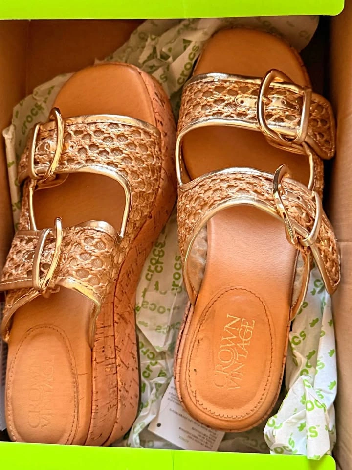 Women Summer wedge sandal in size 7M.