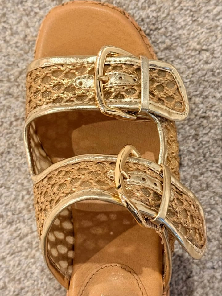 Women Summer wedge sandal in size 7M. - photo 4