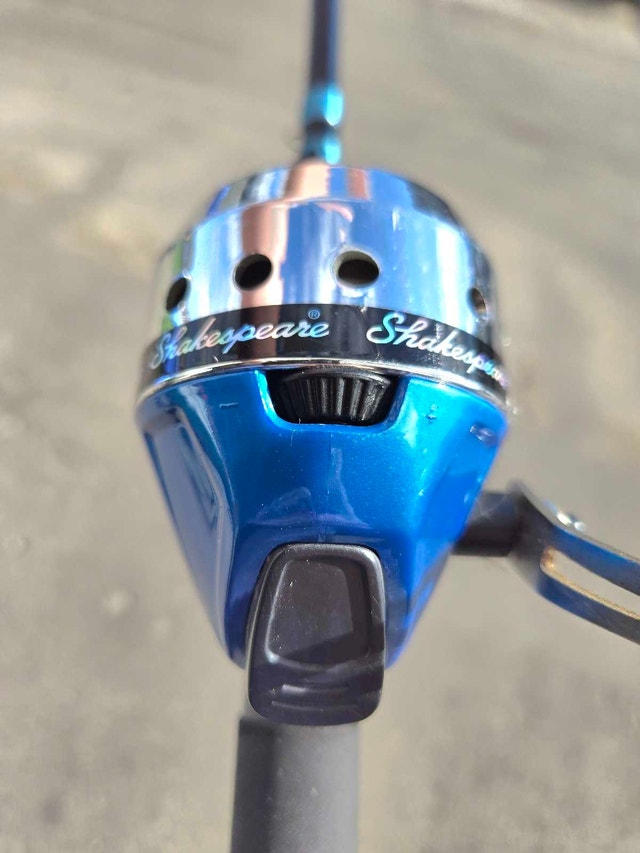 BRAND NEW Shakespeare Simply Fishing Spincast Combo Kit - photo 2
