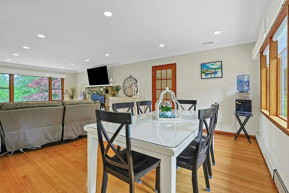 Dining table + 6 chairs