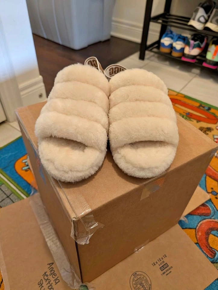 UGG Fluff Yeah Slides - Size 9