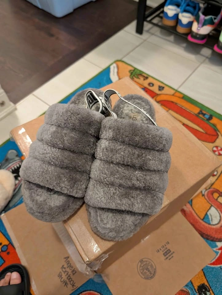 UGG Fluff-Yeah Slides - Size - 9
