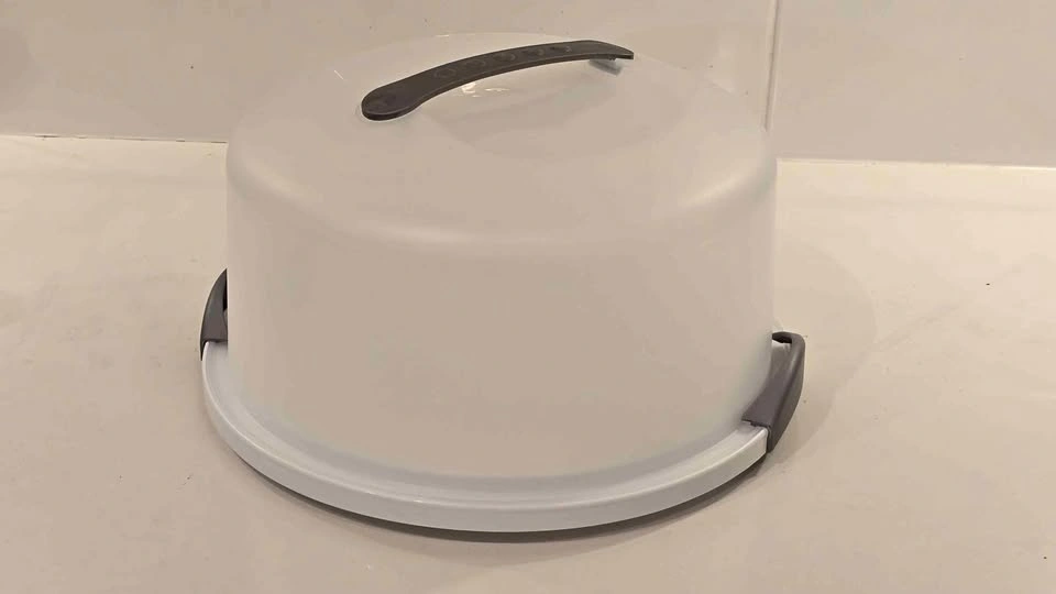 Sterilite Cake Server
