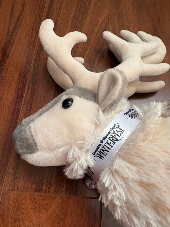 2019 Canada's Wonderland WinterFest Reindeer Plush (Rare) - photo 4