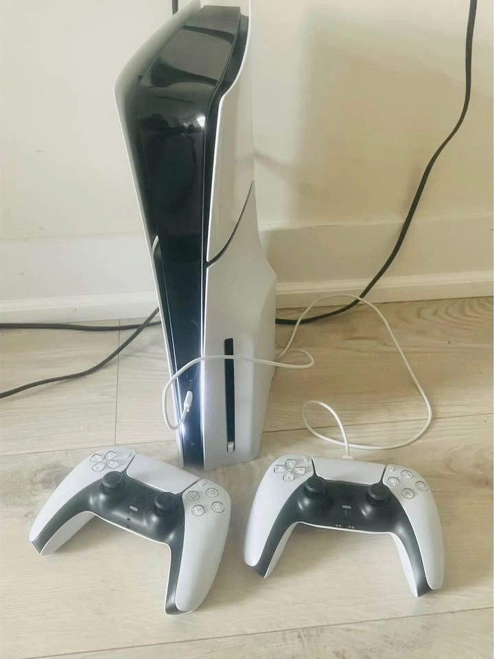 PS5 1 TB + 2 Controllers and games