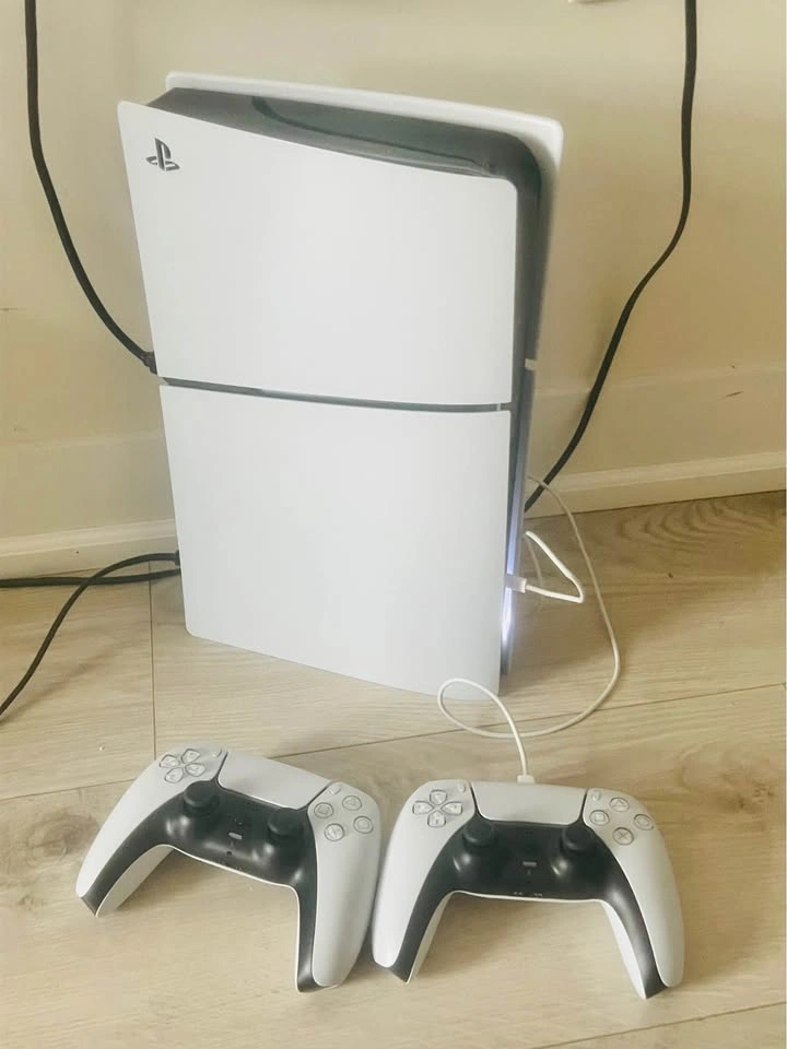 PS5 1 TB + 2 Controllers and games - photo 2